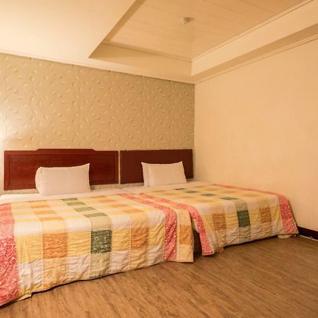 Galaxy Hotel Тайчжун Экстерьер фото