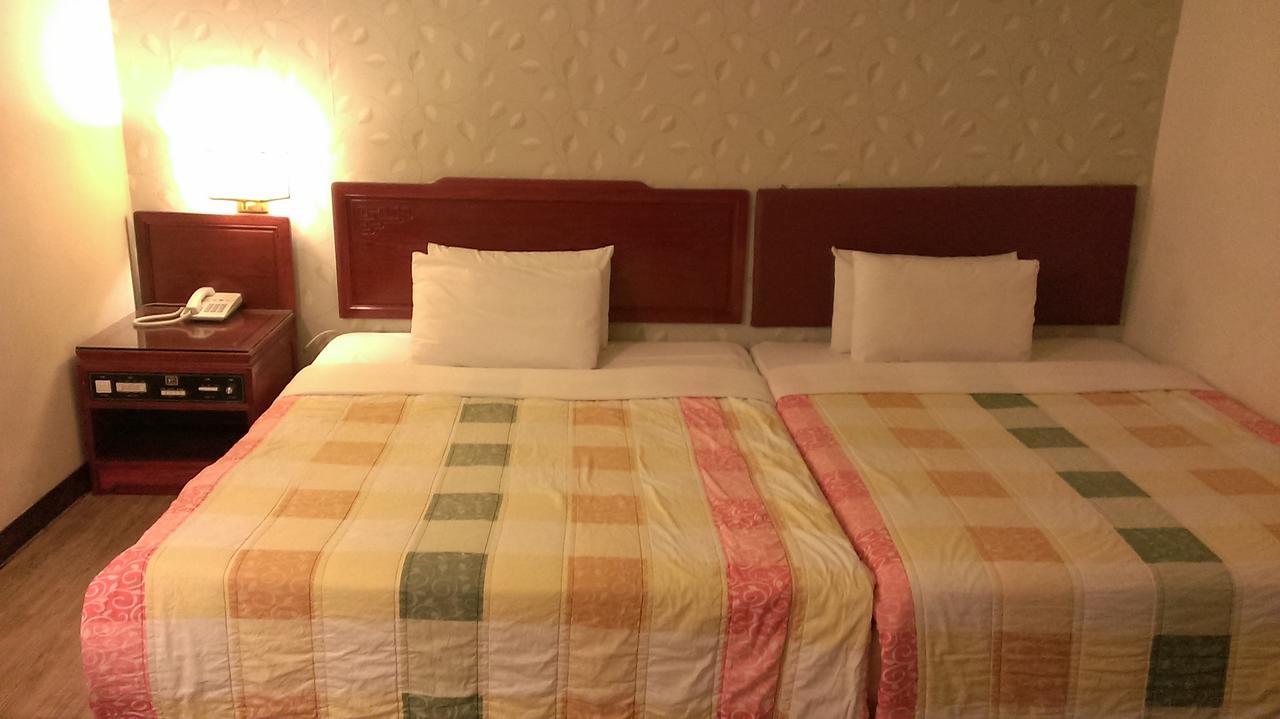 Galaxy Hotel Тайчжун Экстерьер фото