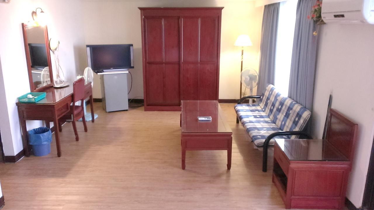 Galaxy Hotel Тайчжун Экстерьер фото