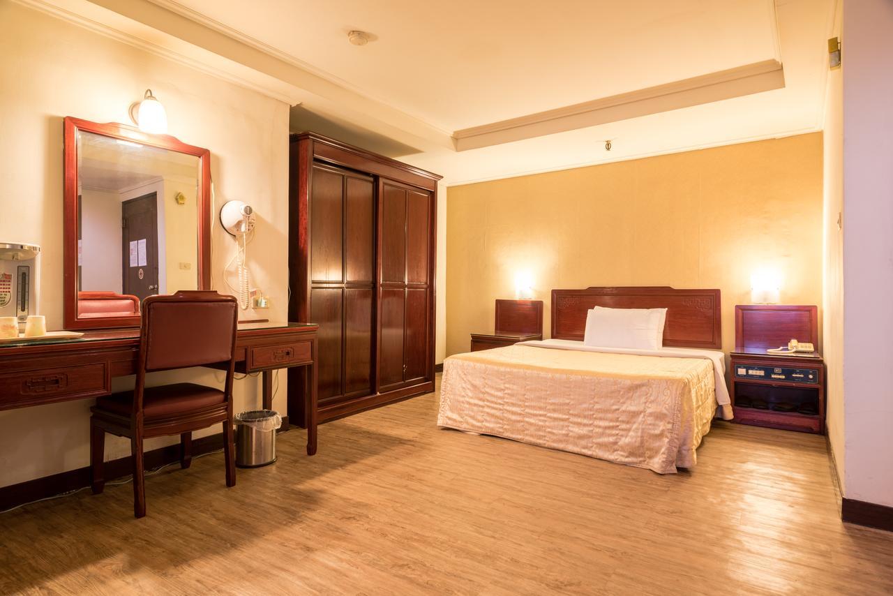 Galaxy Hotel Тайчжун Экстерьер фото