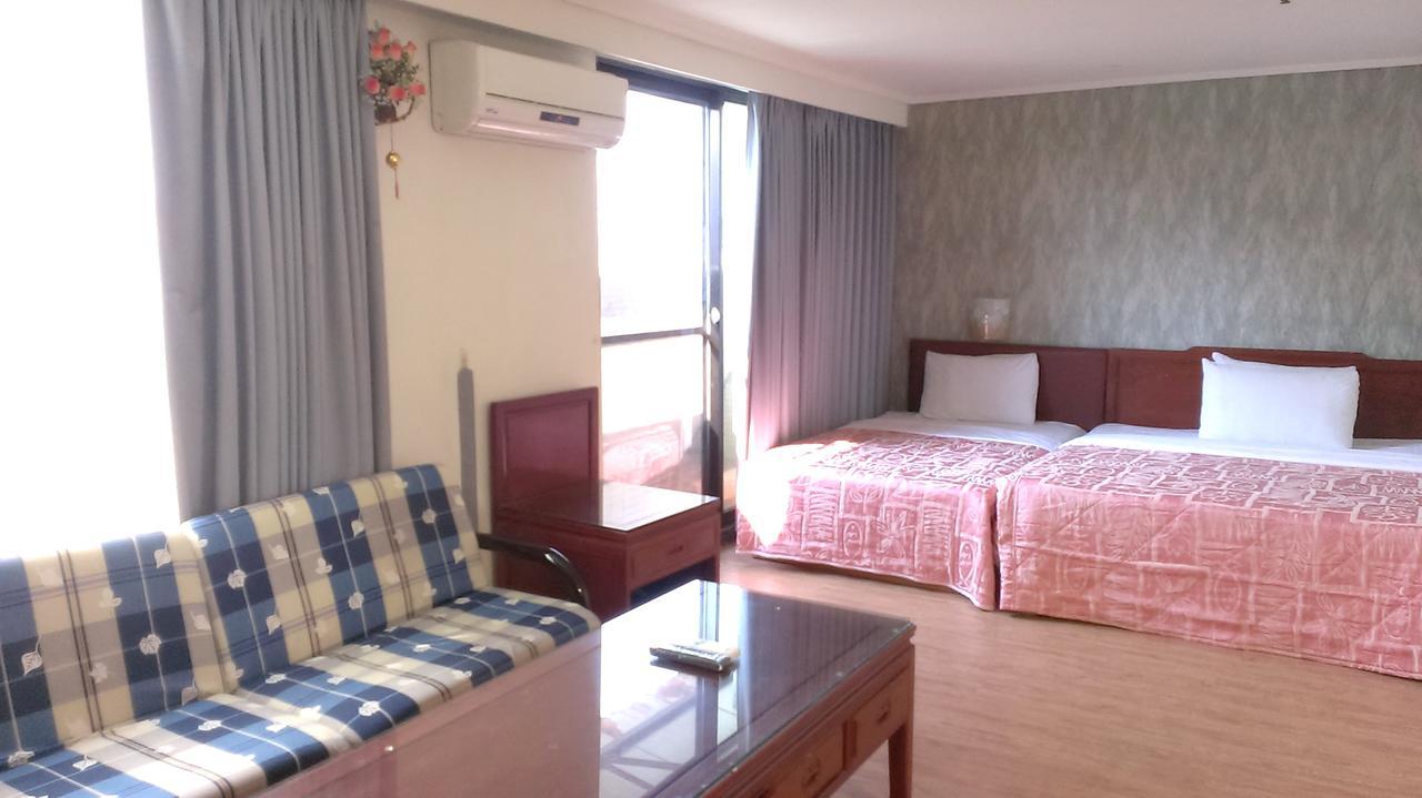 Galaxy Hotel Тайчжун Экстерьер фото