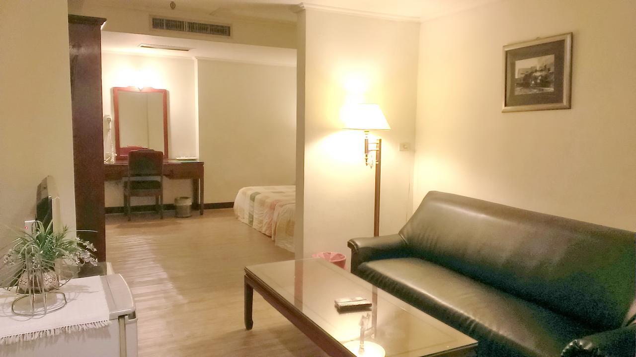Galaxy Hotel Тайчжун Экстерьер фото
