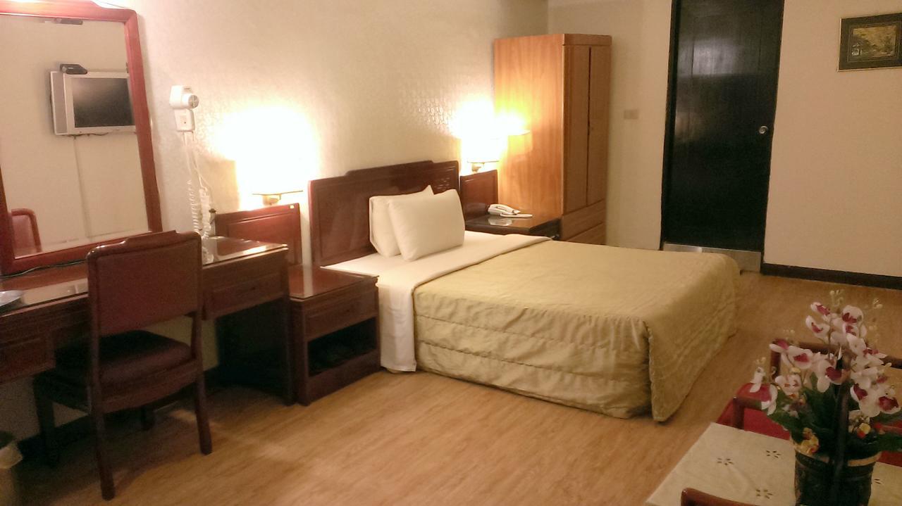 Galaxy Hotel Тайчжун Экстерьер фото
