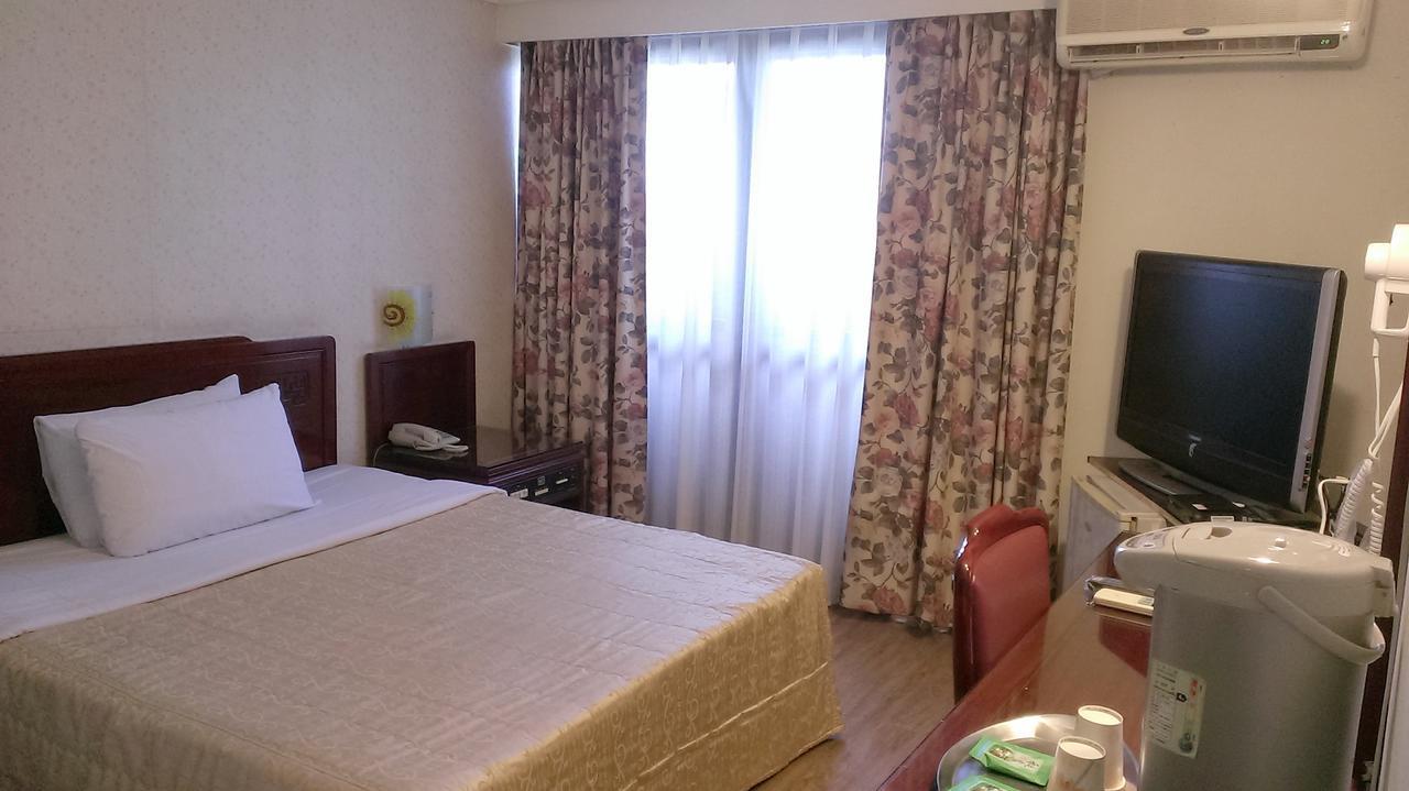 Galaxy Hotel Тайчжун Экстерьер фото