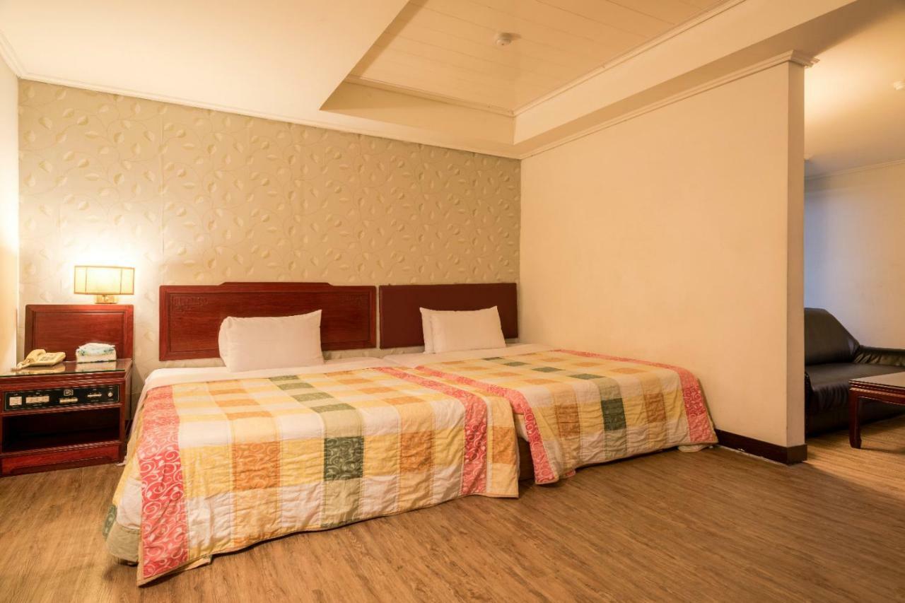 Galaxy Hotel Тайчжун Экстерьер фото