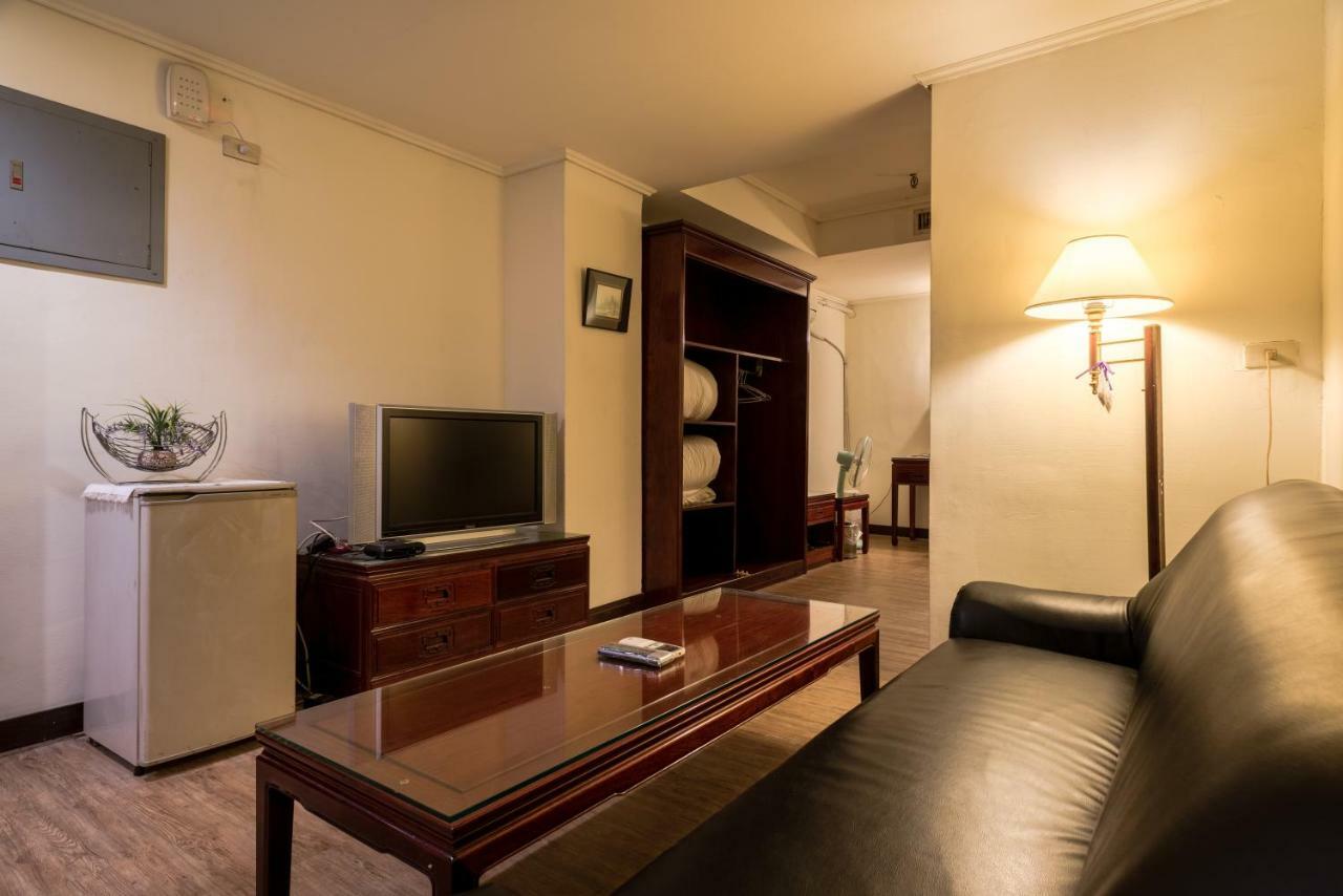 Galaxy Hotel Тайчжун Экстерьер фото